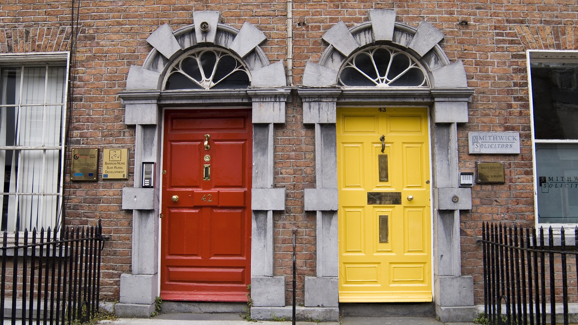 Puertas de color rojo y amarillo-715513